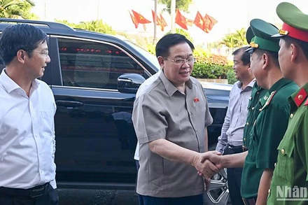 Chủ tịch Quốc hội Vương Đình Huệ với các lực lượng làm nhiệm vụ tại Cửa khẩu quốc tế Mộc Bài.