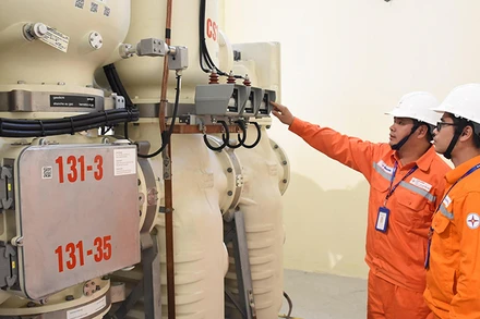 Kiểm tra thông số vận hành tại Trạm biến áp 220kV Tây Hồ (Hà Nội). 