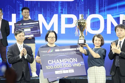 Thứ trưởng Khoa học và Công nghệ Hoàng Minh trao Giải nhất cho đội BUYO.