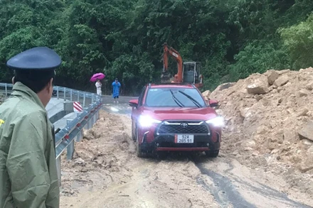 Điểm sạt lở tại khu vực Đèo Le trên tuyến ĐT611 đã thông xe bước 1.