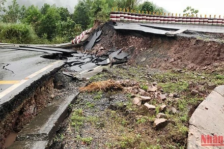 Mưa lớn gây sạt lở núi làm Quốc lộ 15D bị sụt lún chỗ sâu nhất đến 5m, rất nguy hiểm.