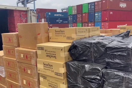 Các thùng hàng thuốc lá tại hiện trường.