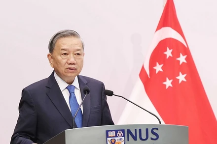 Tổng Bí thư Tô Lâm phát biểu chính sách tại Trường Chính sách công Lý Quang Diệu, Đại học Quốc gia Singapore. (Ảnh: Thống Nhất/TTXVN)