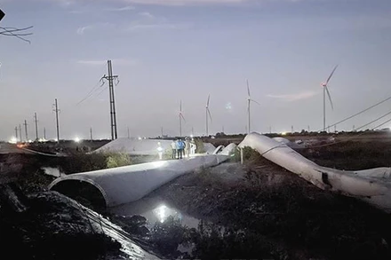 Lực lượng chức năng và chủ đầu tư đang tập trung khắc phục sự cố và tìm hiểu nguyên nhân vụ việc. Ảnh: TTXVN