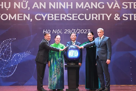 Các đại biểu thực hiện nghi thức cam kết hành động vì an ninh mạng và bình đẳng giới trong STEM.