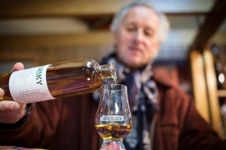 EU yêu cầu tham vấn Trung Quốc về các biện pháp chống bán phá giá tạm thời đối với rượu mạnh của khối này. Ảnh minh họa. (Nguồn: AFP)