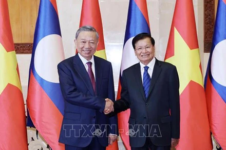 Chủ tịch nước Tô Lâm và Tổng Bí thư, Chủ tịch nước Lào Thongloun Sisoulith chụp ảnh chung. (Ảnh: NHAN SÁNG /TTXVN)