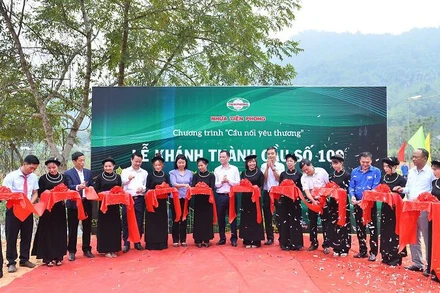 Lễ cắt băng khánh thành Cầu nối yêu thương số 100.