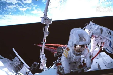 Các phi hành gia Thần Châu 14 thực hiện nhiệm vụ đi bộ ngoài không gian. (Ảnh: Tân Hoa Xã) 