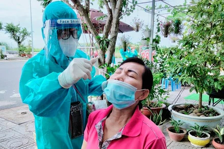  Nhân viên y tế lấy mẫu xét nghiệm Covid-19 do người dân ở phường Vĩnh Thanh, thành phố Rạch Giá, tỉnh Kiên Giang (Ảnh minh họa)