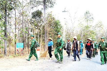 Cán bộ, chiến sĩ Đồn Biên phòng Sê-rê-pốk phối hợp Đảng ủy, chính quyền và đồng bào các dân tộc xã Krông Na, huyện Buôn Đôn, tuần tra, kiểm soát biên giới.