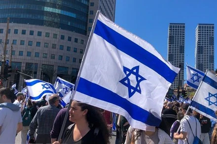 Người dân tụ tập trước tòa nhà các cơ quan chính phủ Israel đặt tại thành phố Tel Aviv hồi tháng 3 vừa qua. (Ảnh: Vũ Hội/TTXVN)