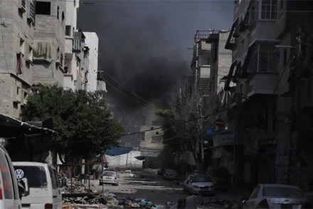 Khói bốc lên sau vụ oanh tạc của Israel xuống phía Bắc Dải Gaza, ngày 13/5/2024. (Ảnh: THX/TTXVN)