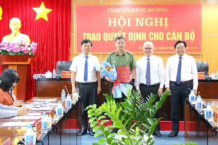 Thường trực Tỉnh ủy Bình Dương trao tặng hoa chúc mừng Bí thư Đảng ủy Công an tỉnh Bình Dương.