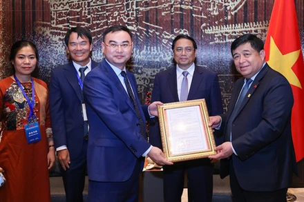 Thủ tướng Phạm Minh Chính chứng kiến trao Giấy chứng nhận đăng ký đầu tư cho Tập đoàn Khoa học kỹ thuật năng lượng mới Runergy đầu tư tại tỉnh Nghệ An. (Ảnh: NHẬT BẮC)