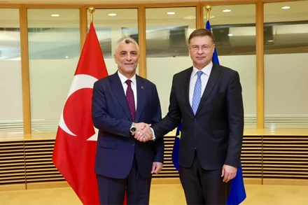 Phó Chủ tịch Điều hành Ủy ban châu Âu (EC) kiêm Ủy viên Thương mại Valdis Dombrovskis và Bộ trưởng Thương mại Thổ Nhĩ Kỳ Ömer Bolat. (Nguồn: X)