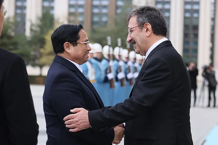 Phó Tổng thống Thổ Nhĩ Kỳ Cevdet Yilmaz đón Thủ tướng Phạm Minh Chính tại Phủ Tổng thống.