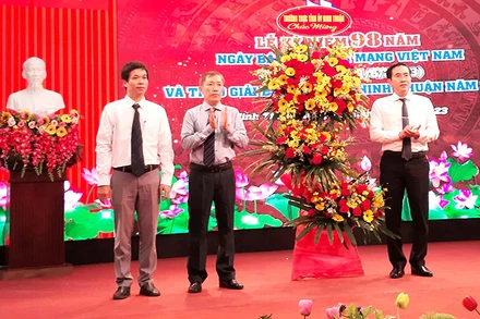 Lãnh đạo tỉnh Ninh Thuận tặng hoa, chúc mừng Hội Nhà báo tỉnh nhân Lễ kỷ niệm 98 năm Ngày Báo chí cách mạng Việt Nam.