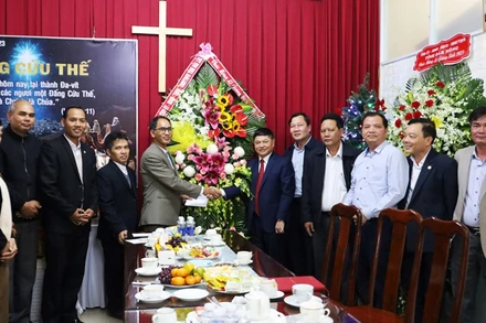 Đoàn công tác của Tỉnh ủy, Hội đồng nhân dân, Ủy ban nhân dân, Ủy ban Mặt trận Tổ quốc Việt Nam tỉnh Đắk Lắk do Phó Bí thư Thường trực Tỉnh ủy Phạm Minh Tấn làm trưởng đoàn đã đến thăm và chúc mừng Chi hội Tin lành A lê A nhân dịp Lễ Giáng sinh năm 2023. (Ảnh: Minh Huệ)