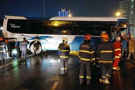 Lực lượng Phòng cháy Chữa cháy và Cứu nạn Cứu hộ - Công an quận Hoàng Mai nhanh chóng tới hiện trường khắc phục sự cố. (Ảnh: Phạm Kiên/TTXVN)