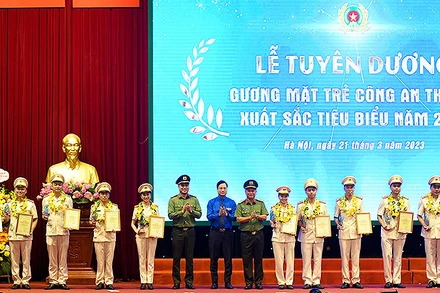 Đại diện Ban Thanh niên Công an nhân dân, Công an Thành phố Hà Nội và Thành đoàn Hà Nội cùng các Gương mặt trẻ Công an Thủ đô xuất sắc tiêu biểu năm 2022 tại buổi lễ.