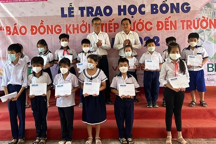 Ban Tổ chức trao học bổng cho học sinh nghèo, vượt khó trong học tập.