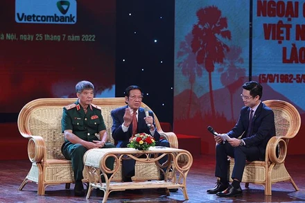 Các đại biểu giao lưu, chia sẻ những hồi ức về đồng đội và một thời chiến tranh.