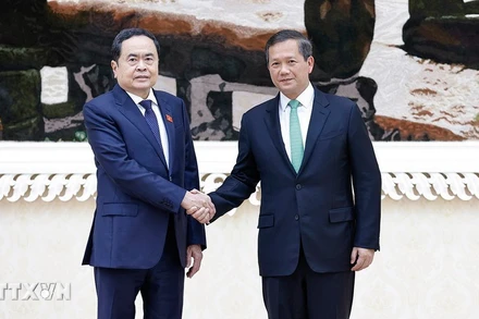 Chủ tịch Quốc hội Trần Thanh Mẫn và Thủ tướng Campuchia Samdech Hun Manet chụp ảnh chung. (Ảnh: TTXVN)