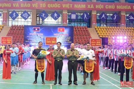 Các đồng chí trong Ban Giám đốc Công an tỉnh Điện Biên tặng cờ lưu niệm cho các đoàn vận động viên tham gia chương trình.