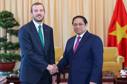 Thủ tướng Phạm Minh Chính và Cao ủy EU về Môi trường, Đại dương và Nghề cá Virginijus Sinkevičius. (Ảnh: VGP/Nhật Bắc)