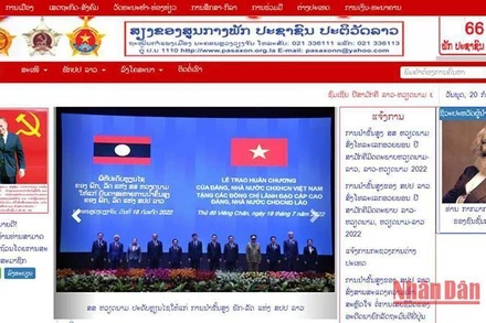 Báo điện tử Lào đưa tin, ảnh về các hoạt động kỷ niệm trong Năm Đoàn kết Hữu nghị Việt Nam-Lào, Lào-Việt Nam 2022. (Ảnh: XUÂN SƠN) 