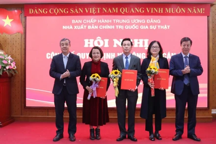 Đồng chí Ngô Đông Hải, Ủy viên Trung ương Đảng, Phó Trưởng Ban Tuyên giáo và Dân vận Trung ương và PGS, TS Vũ Trọng Lâm, Giám đốc-Tổng Biên tập Nhà xuất bản Chính trị quốc gia Sự thật trao quyết định bổ nhiệm và chúc mừng các đồng chí Ủy viên Hội đồng Biên tập-Xuất bản chuyên trách của Nhà xuất bản.