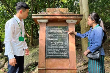 Lưu học sinh Lào thăm nơi ở và làm việc của Hoàng thân Souphanouvong tại xã Mỹ Bằng, Yên Sơn, tỉnh Tuyên Quang.