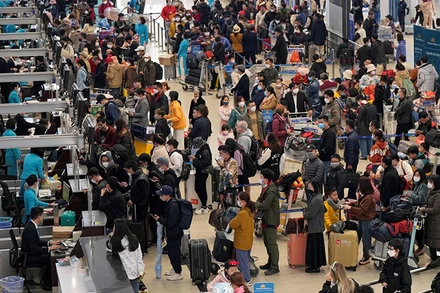 Hành khách làm thủ tục tại sân bay Nội Bài.