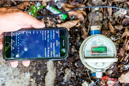 Kiểm tra, ghi chỉ số đồng hồ nước của khách hàng.