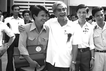 Đồng chí Võ Văn Kiệt kêu gọi thanh niên thành phố nhất định vươn lên hàng đầu trong phong trào lao động mới, đó là việc làm ích nước lợi dân, thiết thực góp phần cứu sống thành phố. (Trong ảnh: Đồng chí Võ Văn Kiệt với thanh niên Thành phố Hồ Chí Minh). (Ảnh: hcmcpv.org.vn)