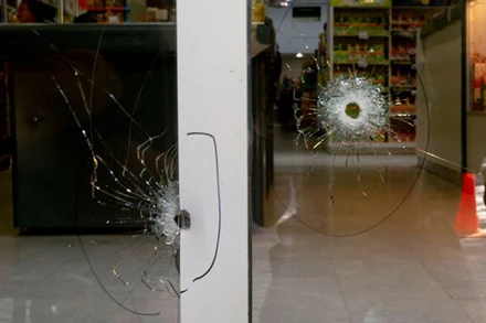 Vết đạn bắn vào cửa hàng Unico thuộc sở hữu của vợ chồng Lionel Messi tại thành phố Rosario, Argentina. (Ảnh: AP)