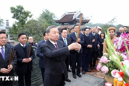 Tổng Bí thư Tô Lâm và đoàn công tác dâng hoa, dâng hương tại Đền Chung Sơn - Đền thờ gia tiên Bác Hồ. (Ảnh: Thống Nhất/TTXVN)
