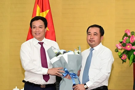 Bí thư Tỉnh ủy Hải Dương Trần Đức Thắng tặng hoa chúc mừng đồng chí Triệu Thế Hùng (bên trái) nhận nhiệm vụ mới.