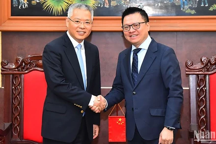 Đồng chí Lê Quốc Minh, Ủy viên Trung ương Đảng, Tổng Biên tập Báo Nhân Dân, Phó Trưởng Ban Tuyên giáo Trung ương, Chủ tịch Hội Nhà báo Việt Nam và đồng chí Hồ Triệu Minh (người phát ngôn, Cục trưởng Thông tin tuyên truyền, Ban Liên lạc Đối ngoại Trung ương Đảng Cộng sản Trung Quốc) tại buổi tiếp.