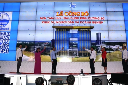 Các đại biểu thực hiện nghi thức công bố nền tảng số “Ứng dụng Bình Dương số phục vụ người dân và doanh nghiệp”.