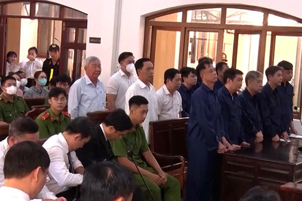 Các bị cáo tại phiên tòa ngày 26/5.