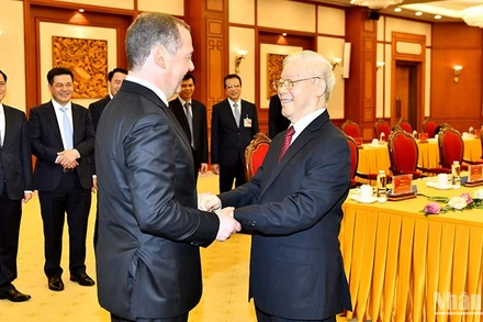 Tổng Bí thư Nguyễn Phú Trọng đón Chủ tịch Đảng Nước Nga Thống nhất, Phó Chủ tịch Hội đồng An ninh Liên bang Nga Dmitry Medvedev.