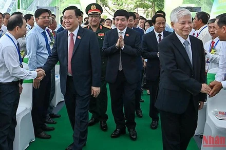 Nguyên Chủ tịch nước Nguyễn Minh Triết, Chủ tịch Quốc hội Vương Đình Huệ cùng các đại biểu dự lễ công bố.