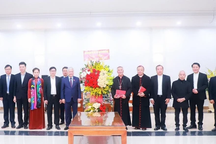 Bí thư Trung ương Đảng, Chủ tịch Ủy ban Trung ương Mặt trận Tổ quốc Việt Nam Đỗ Văn Chiến và đoàn công tác tặng hoa chúc mừng Giáng sinh 2022 tại Tòa Giám mục Giáo phận Vinh. (Ảnh: THÀNH DUY)