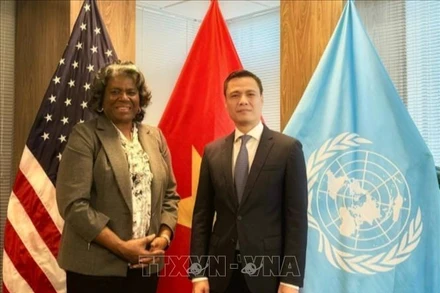 Đại sứ Đặng Hoàng Giang, Trưởng Phái đoàn đại diện thường trực Việt Nam tại Liên hợp quốc tiếp Đại sứ, Trưởng Phái đoàn Hoa Kỳ, thành viên nội các Linda Thomas Greenfield. (Ảnh: TTXVN)