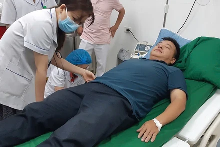 Bác sĩ Bệnh viện Trung tâm Y tế huyện Nậm Pồ hiến máu cấp cứu cho bệnh nhân S.T.S.