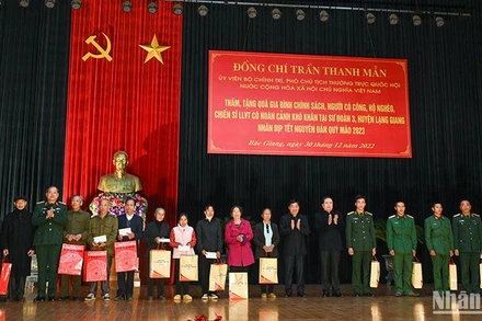 Phó Chủ tịch Thường trực Quốc hội Trần Thanh Mẫn và Bí thư Tỉnh ủy Bắc Giang Dương Văn Thái tặng quà cho gia đình chính sách, người có công, hộ nghèo, chiến sĩ lực lượng vũ trang có hoàn cảnh khó khăn tại Sư đoàn 3, huyện Lạng Giang. (Ảnh: Duy Linh)