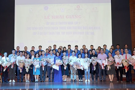 Các bác sĩ tham gia dự án "Thí điểm bác sĩ trẻ tình nguyện về vùng khó khăn" tặng hoa Ban Quản lý dự án và các giảng viên hướng dẫn.