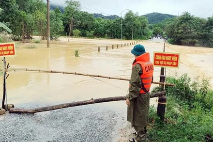Do ảnh hưởng của mưa lớn kết hợp với các hồ đập trên địa bàn xả tràn nên một số địa bàn ở các huyện miền núi phía tây Hà Tĩnh bị ngập cục bộ.